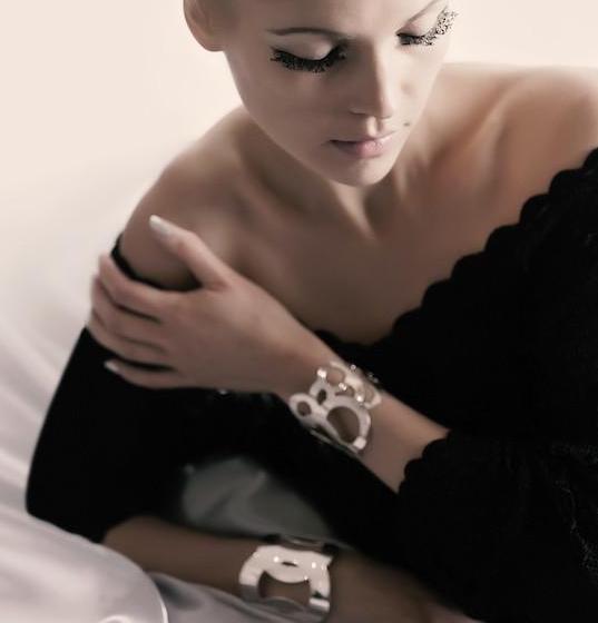 Popular, classy yet edgy cuff bracelet from Circles collection. Material: 925 silver-plated brass. Size: adjustable, fits any wrist.