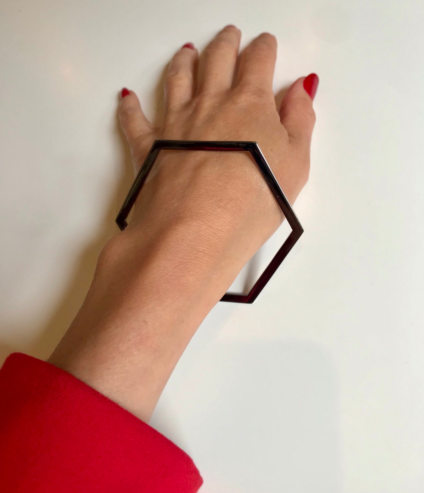Minimalist hexagon-shaped bangle from Cell collection. Signature geometric design. Material: Rhodium-plated silver.