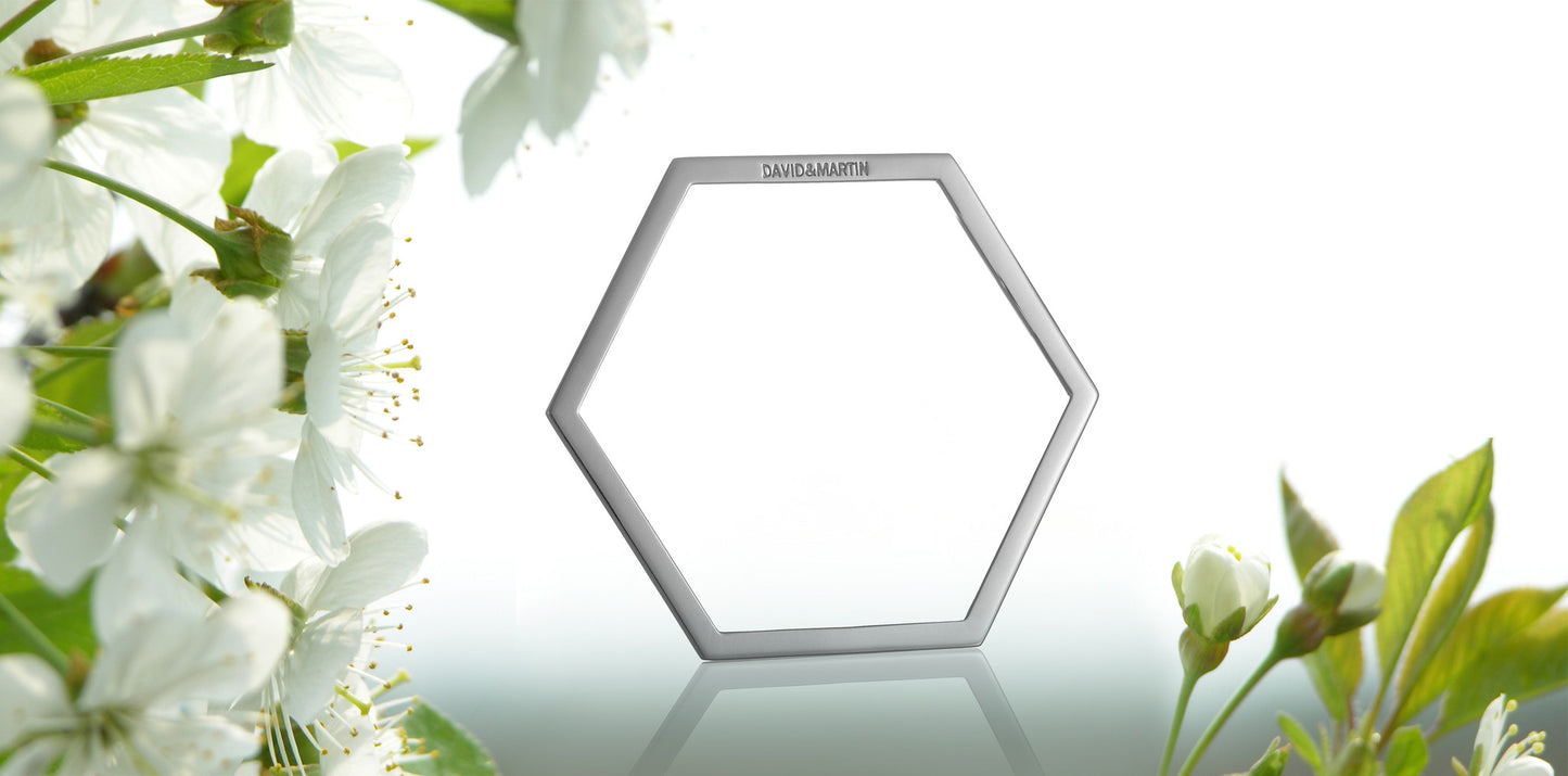 Minimalist hexagon-shaped bangle from Cell collection. Signature geometric design. Material: 925 silver.