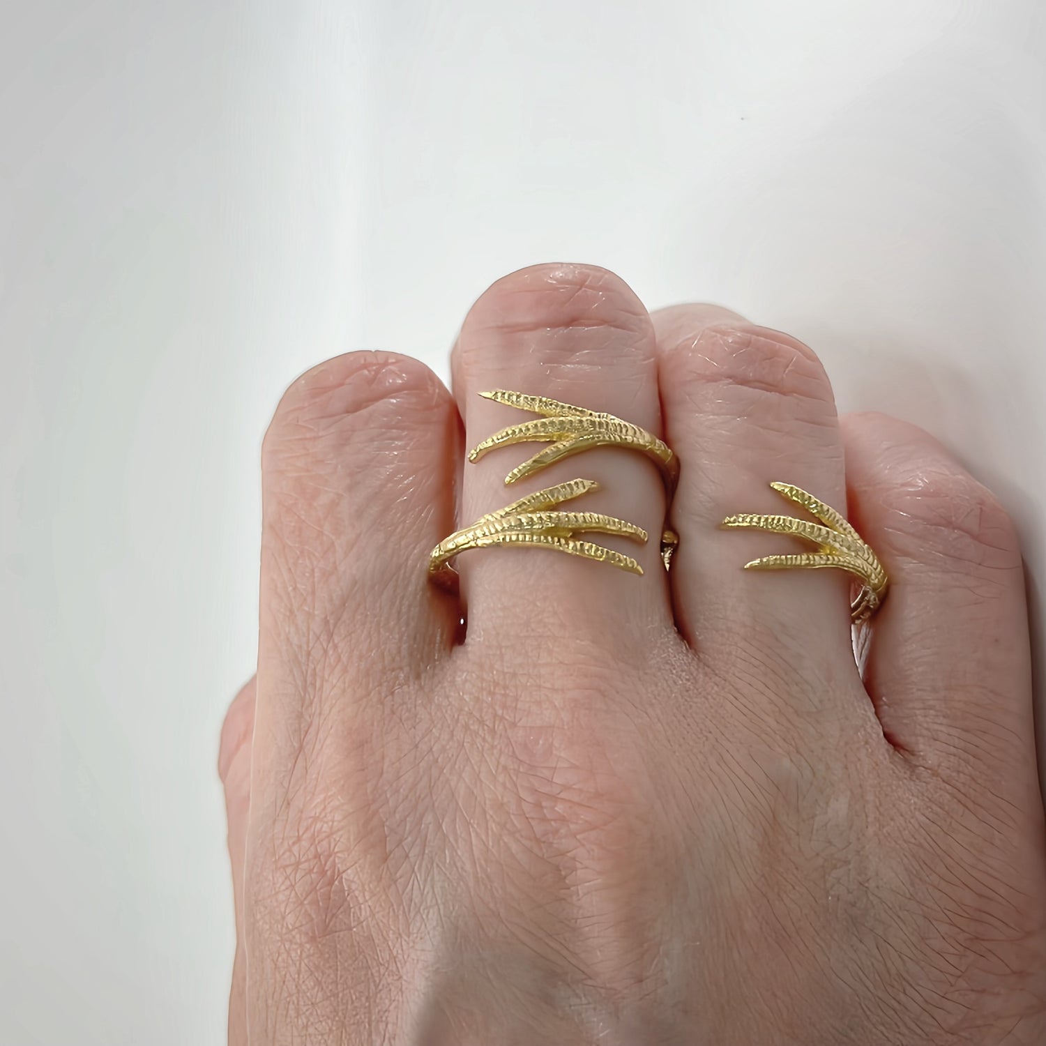 Chicken Feet Embrace ring in gold